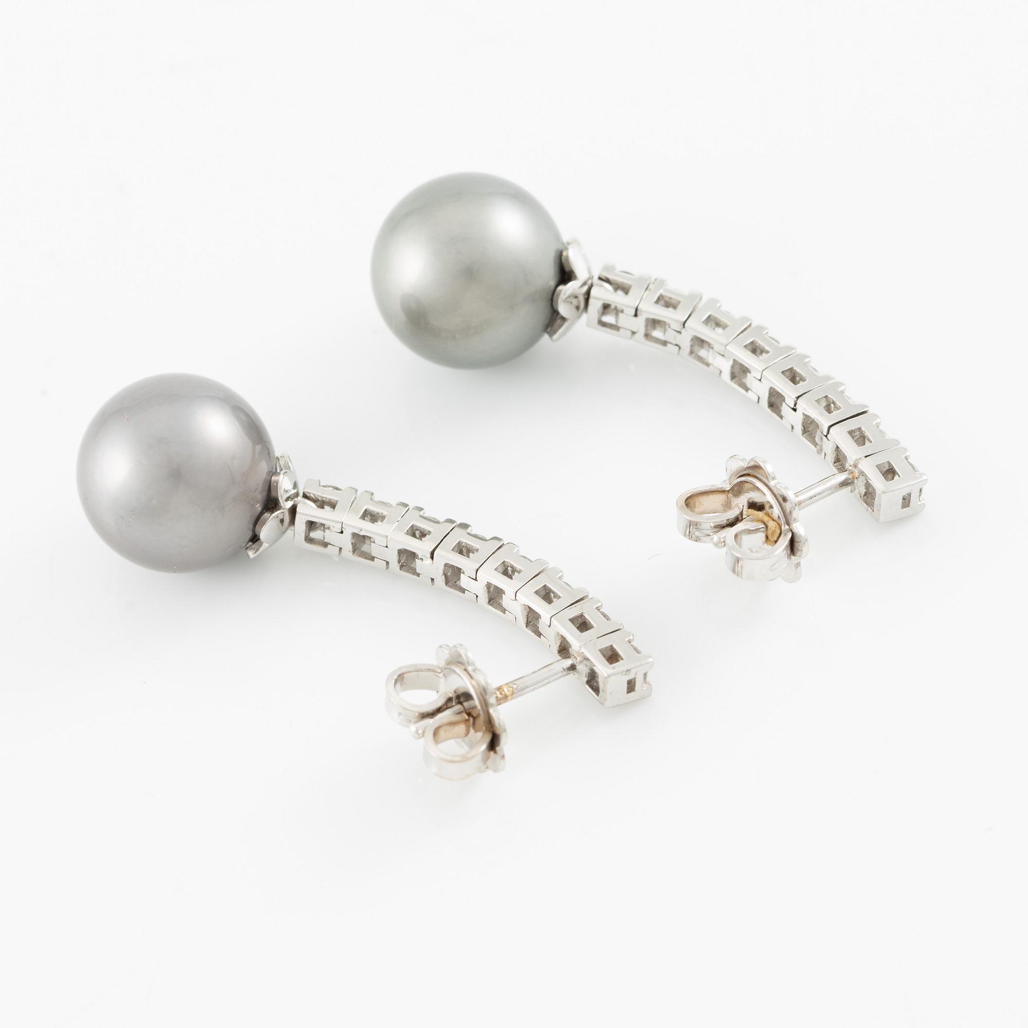 Earrings 14K white gold with cultured Tahitian pearls and brilliant-cut diamonds.