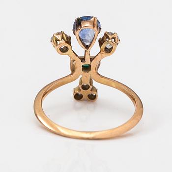 Ring, 14K guld, gammal-, rosenslipade diamanter, smaragder och safir. Ryssland tidigt 1900-tal.