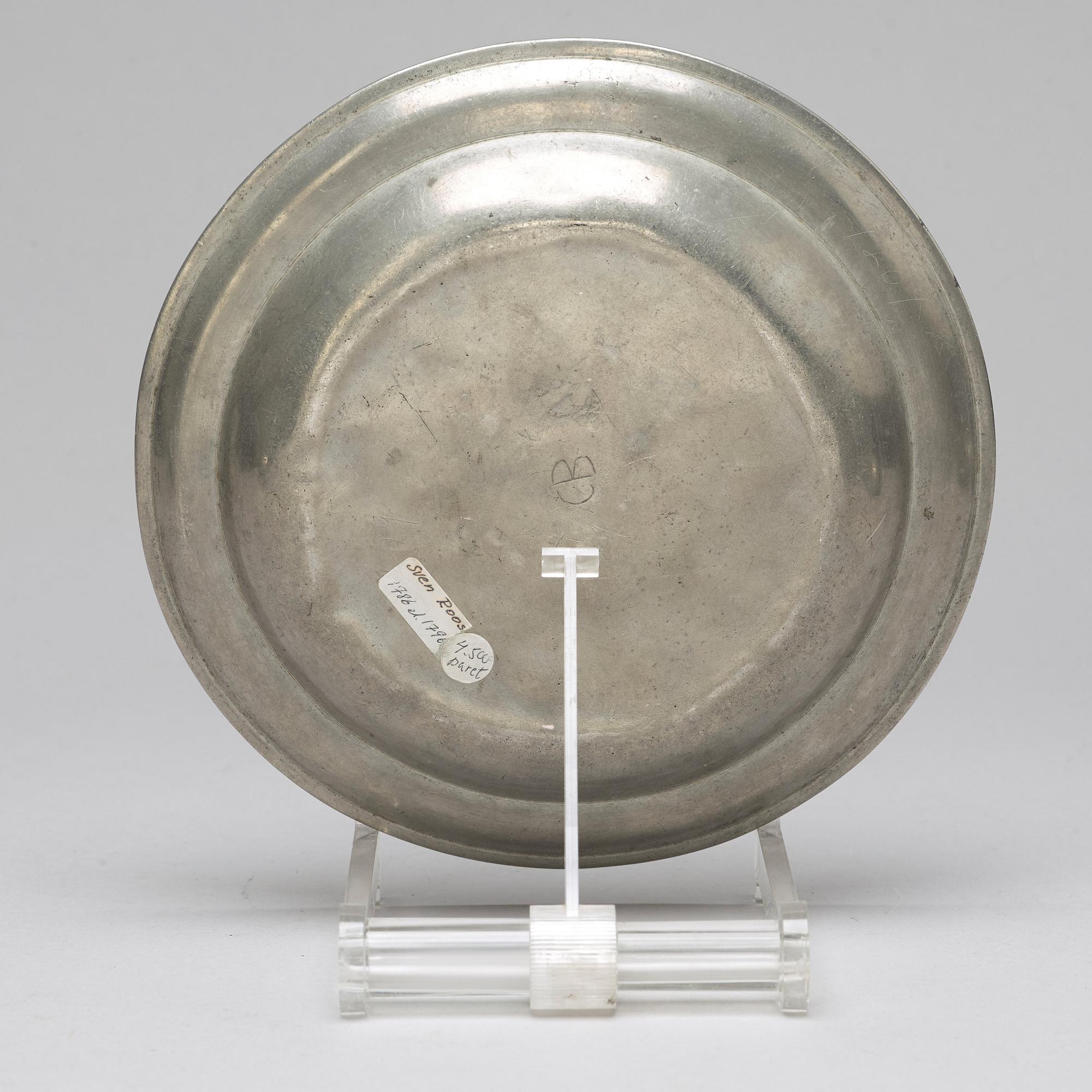 Eight pewter pieces, 18th/19th ct.