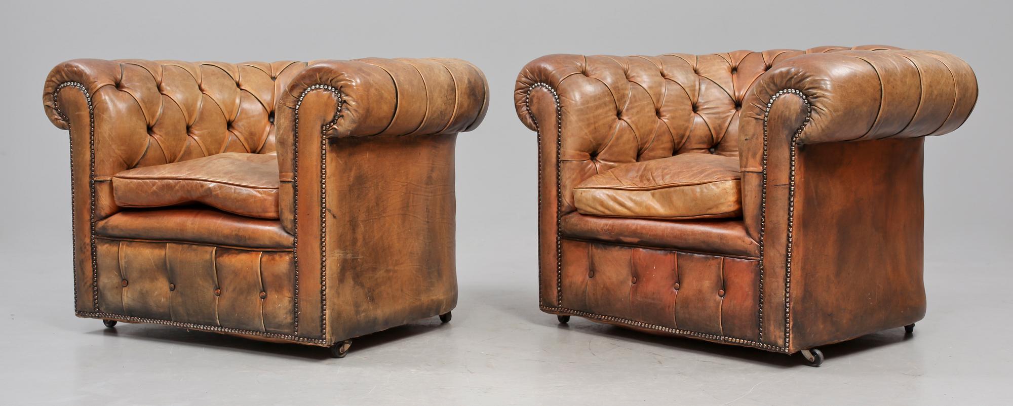 FÅTÖLJER, ett par, Chesterfield-modell, 1900-tal.