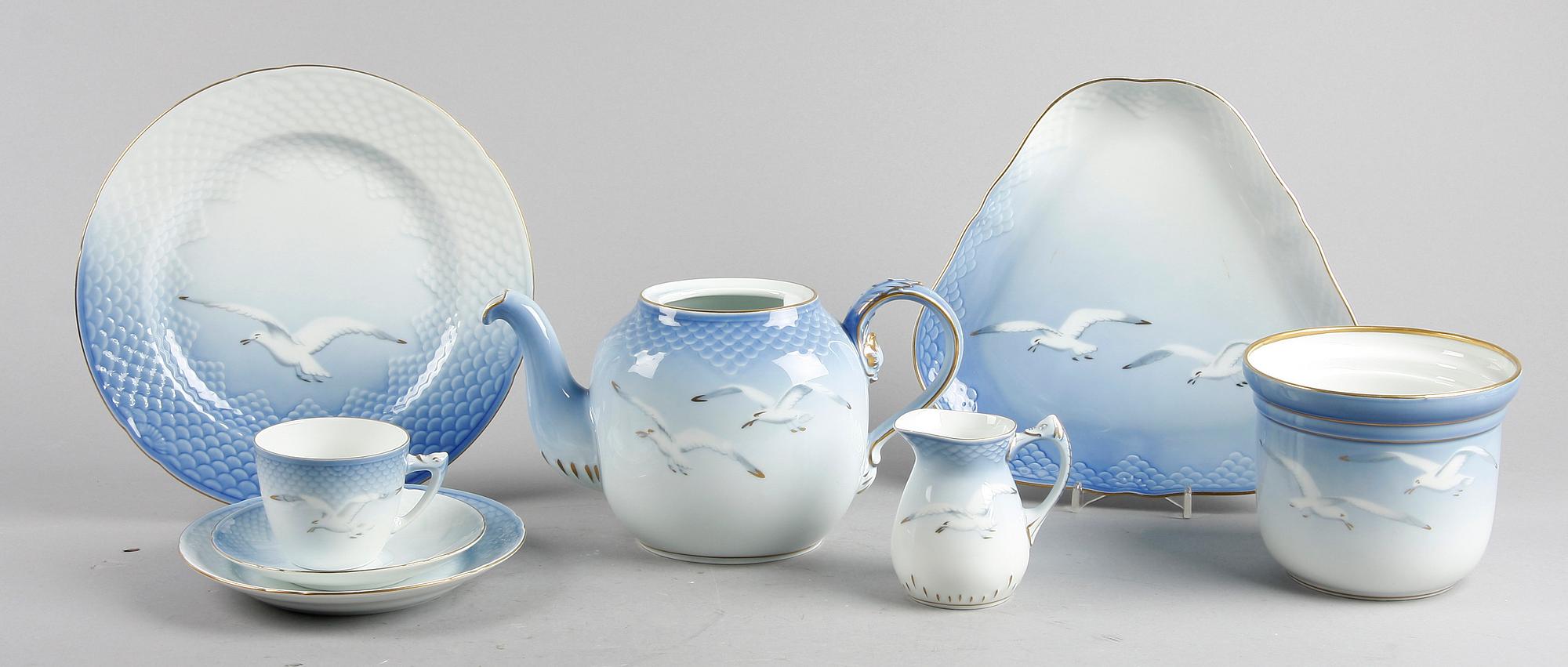 KAFFE- OCH MATSERVIS, 33 delar, porslin, "Måsen", Bing & Gröndahl.