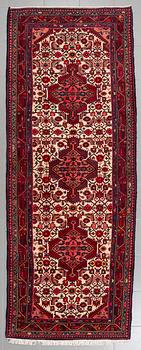 A Hosseinabad rug, 281 x 106 cm.