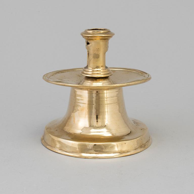 A 16TH CENTURY BRONZE CANDLESTICK.