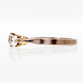 Ring 18K vitguld med 3 briljanter ca 0,65 ct totalt, storlek ca 16/50, total vikt 3,1 g.