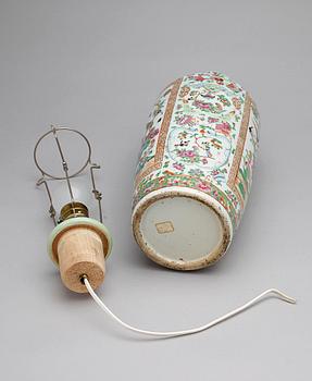 VAS/BORDSLAMPA, porslin. Qing dynastin, Kanton, 1800-tal.
