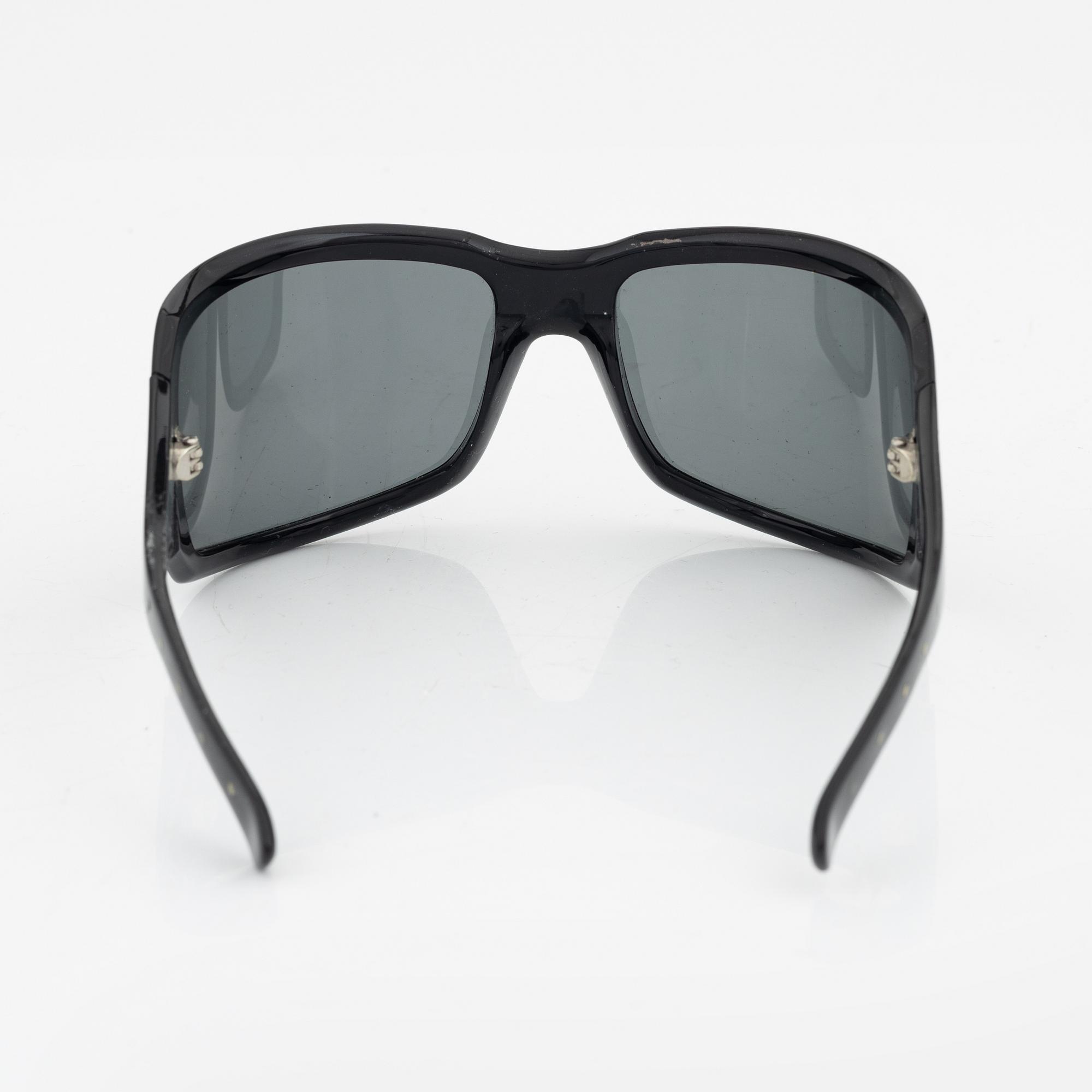 Bottega Veneta, a pair of sunglasses.