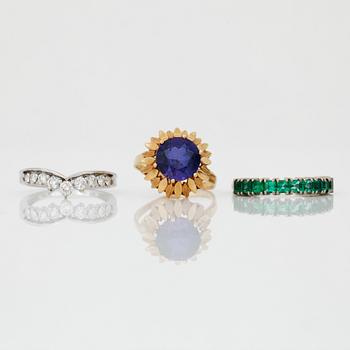 RINGAR, 3 st, guld 18K, diamanter, syntetisk safir, smaragder, bla Heribert Engelbert, Stockholm 1983. Tot ca 12 gram.