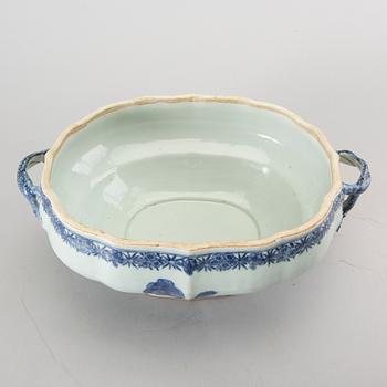 TERRIN med LOCK och FAT, porslin, Kina, omkring 1800.