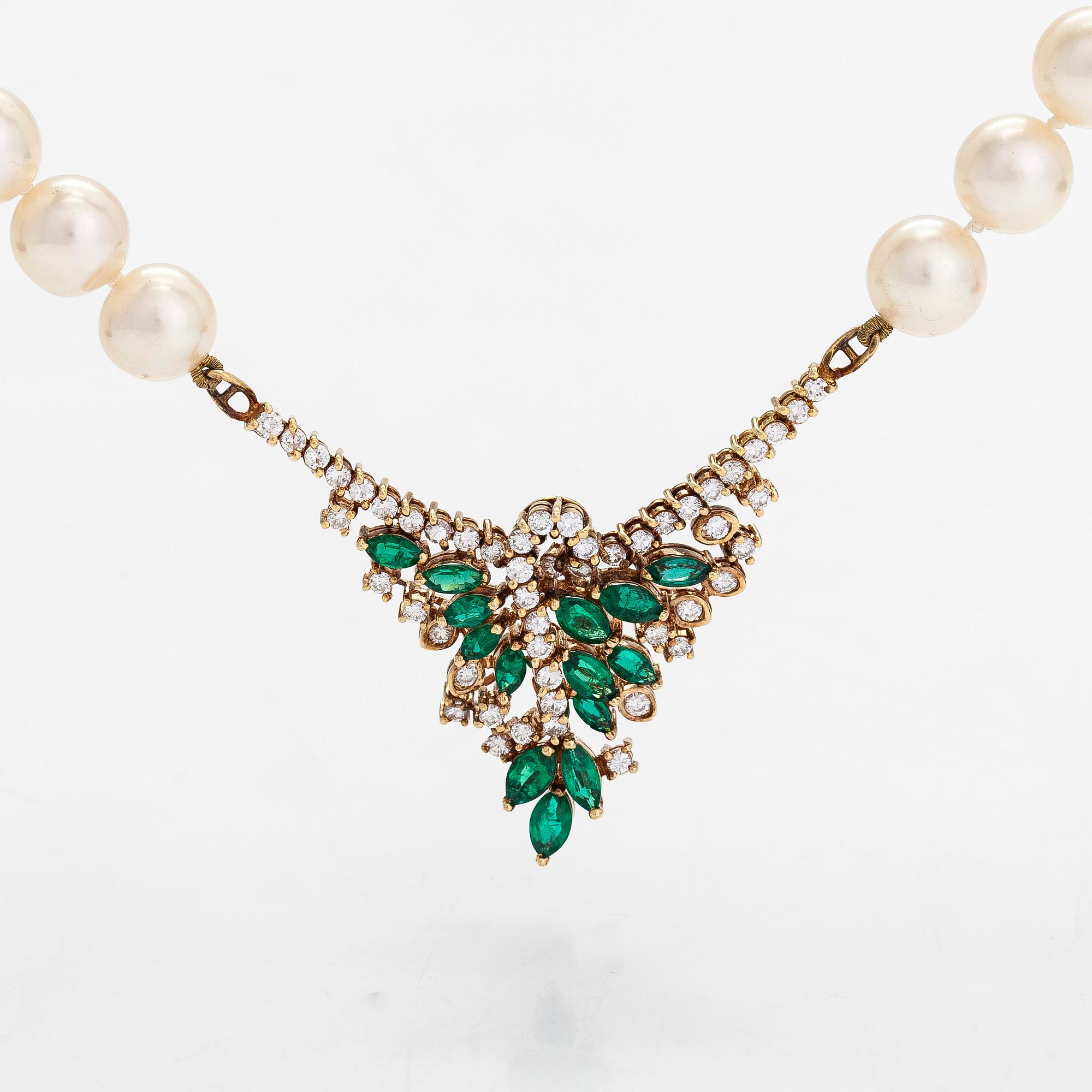 Collier, odlade pärlor, hänge, 18K guld med smaragder samt briljantslipade diamanter.