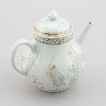 A grisaille and gold tea pot with cover, Qing dynasty, 18th century.