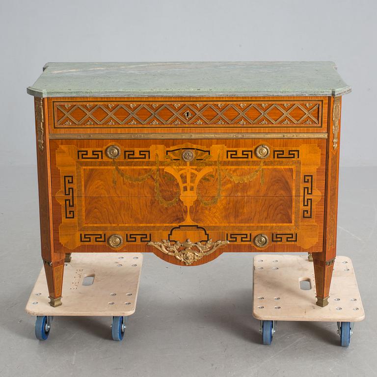 BYRÅ, gustaviansk stil, 1900-tal.