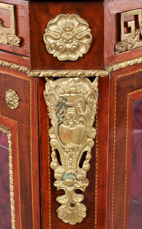 VITRINSKÅP, Louis XVI-stil, 1900-talets första hälft.