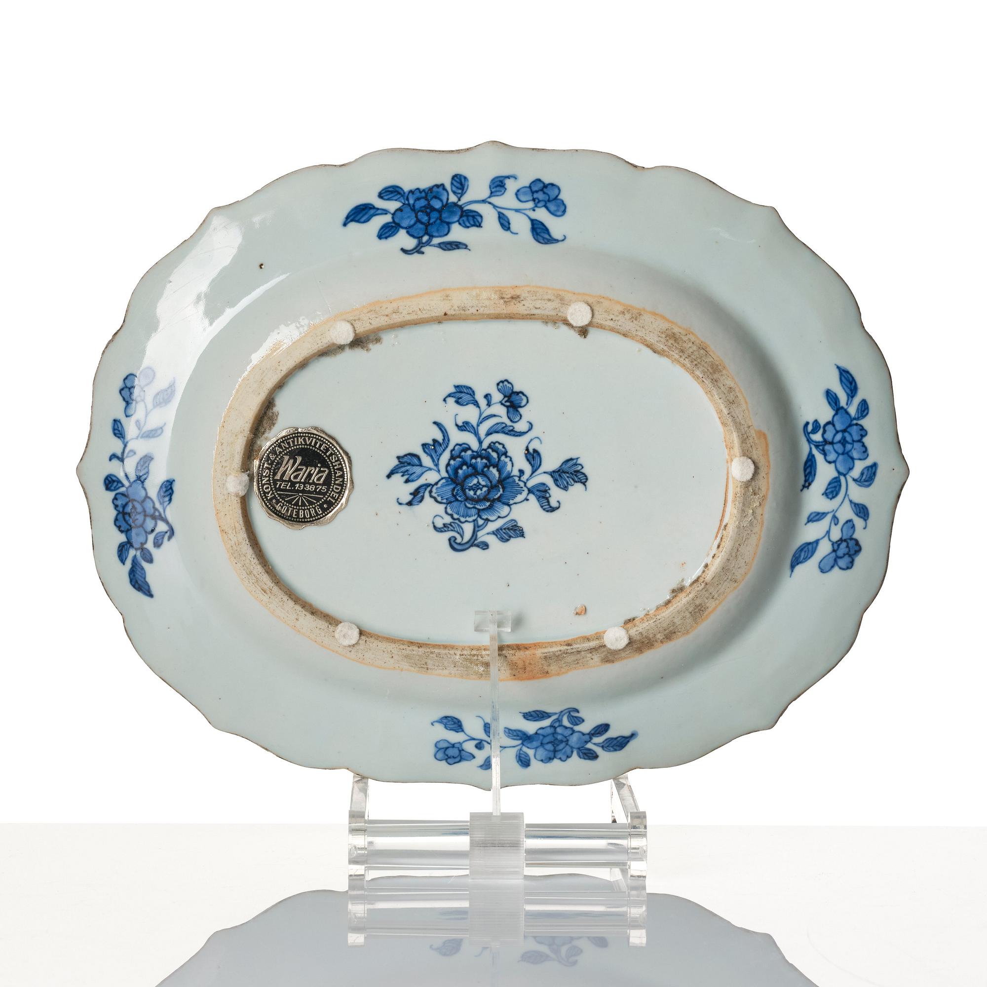 A blue and white tureen with cover and stand, Qing dynasty, Qianlong (1736-95).