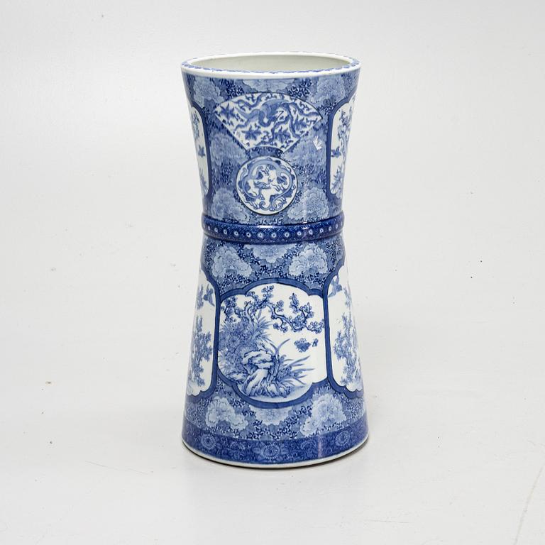 A porcelain floor vase, Japan early 20th century.