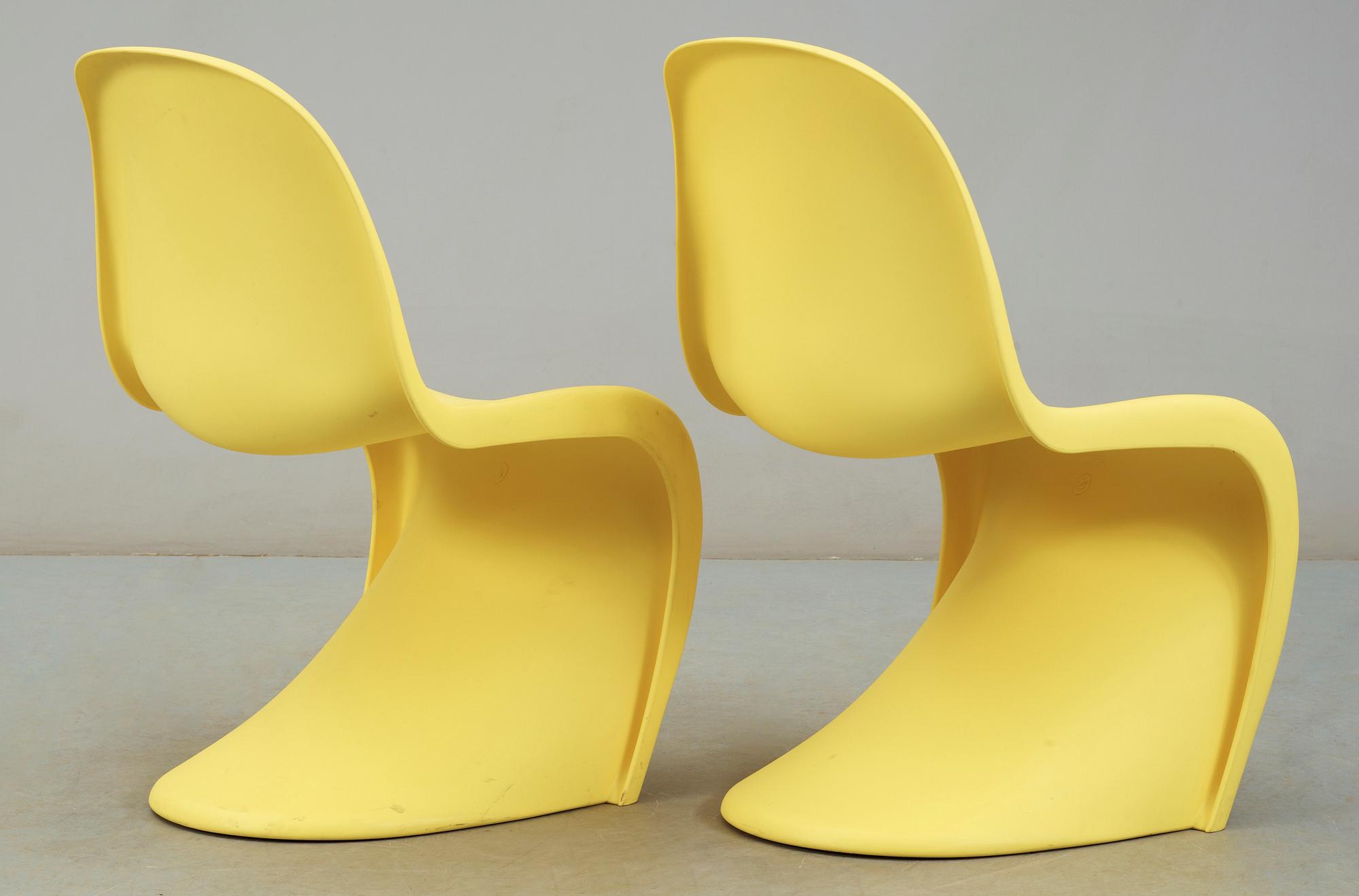 STOLAR, ett par, "Panton chair", Verner Panton för Vitra, formgivna 1960.