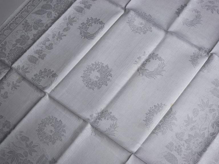 A TABLE CLOTH AND NAPKINS, 20 pieces. Linen damask. Sweden, the second half of the 19th century.