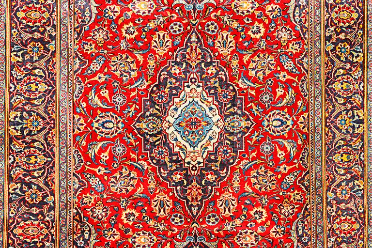 A Kashan carpet, c. 300 x 195 cm.