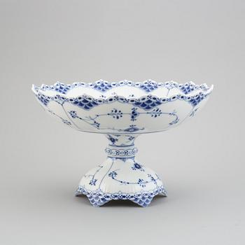 Royal Copenhagen, a porcelaine bowl, Musselmalet, number 1/634.