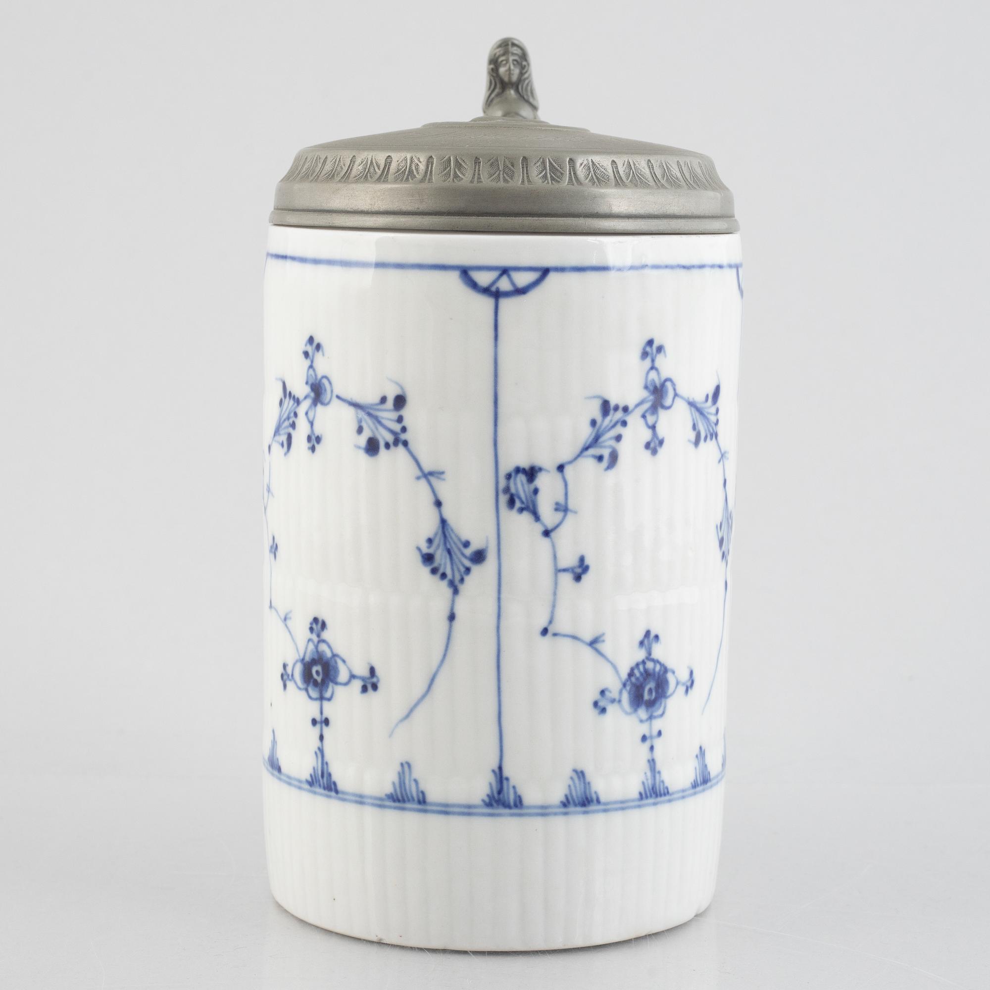 A 'Blue Fluted Plain' / 'Musselmalet rifflet' beer mug with pewter fittings, Royal Copenhagen, first part of the 19th c.
