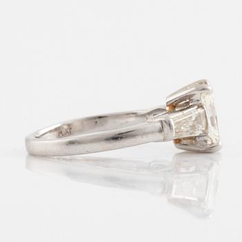 Ring, platina med en radiantslipad diamant ca 2,30 ct,