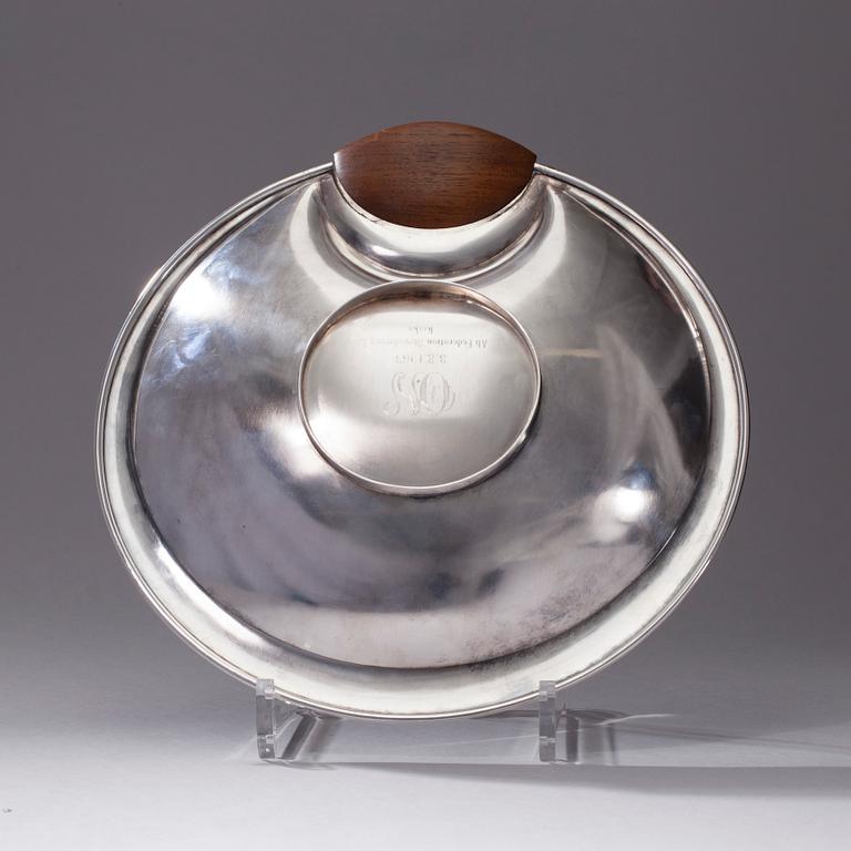 VATI / LEIPÄKORI, hopeaa ja tiikkiä, Tapio Wirkkala, signeerattu TW, Kultakeskus, Hämeenlinna 1962. Paino 444,5 g.