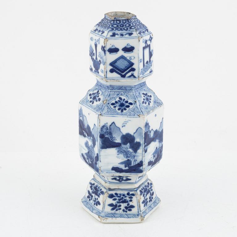 Vas, porslin. Qingdynastin, Kangxi (1662-1722).