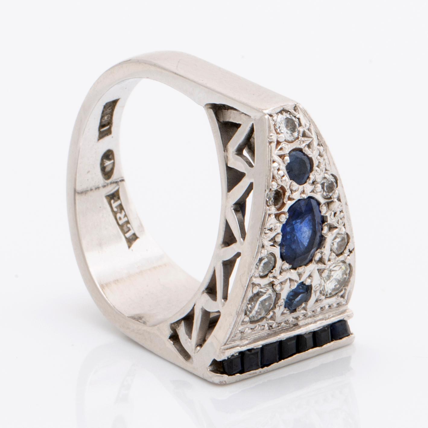 RING 18K whitegold sapphires and brilliant-cut diamonds approx 0,50 ct.
