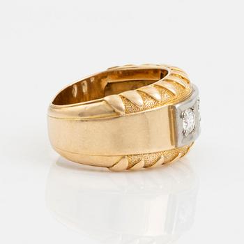 Ring 18K gold with round brilliant-cut diamonds.