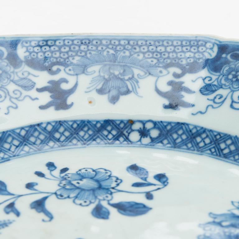 A blue and white porcelain serving dish, Qianlong (1736-95) China.