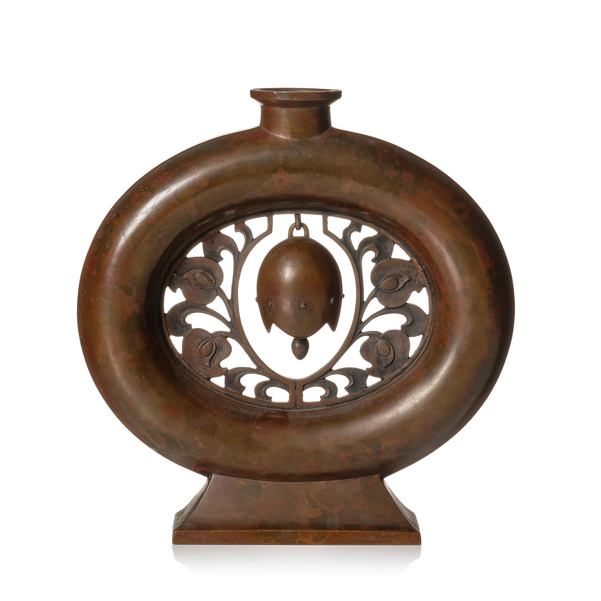 Vas, brons. 1800-tal, troligen Japan. Med signering.