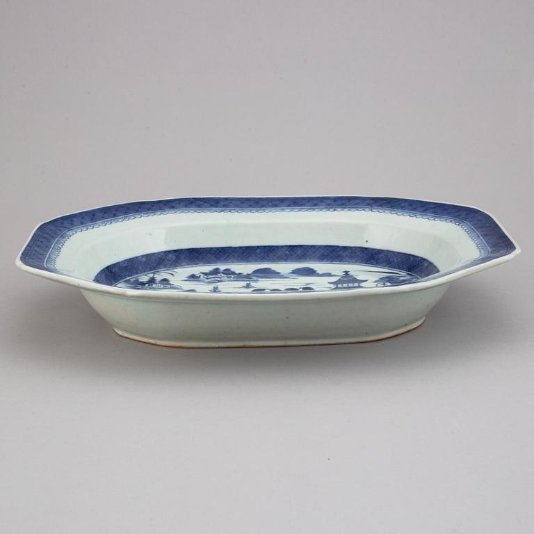 A blue and white tureen stand, Qing dynasty, 19th Century.
