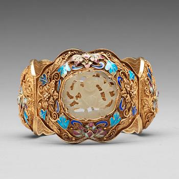 A filigree bracelet with inlays of cloisonné and carved nephrite, Qing dynasty.