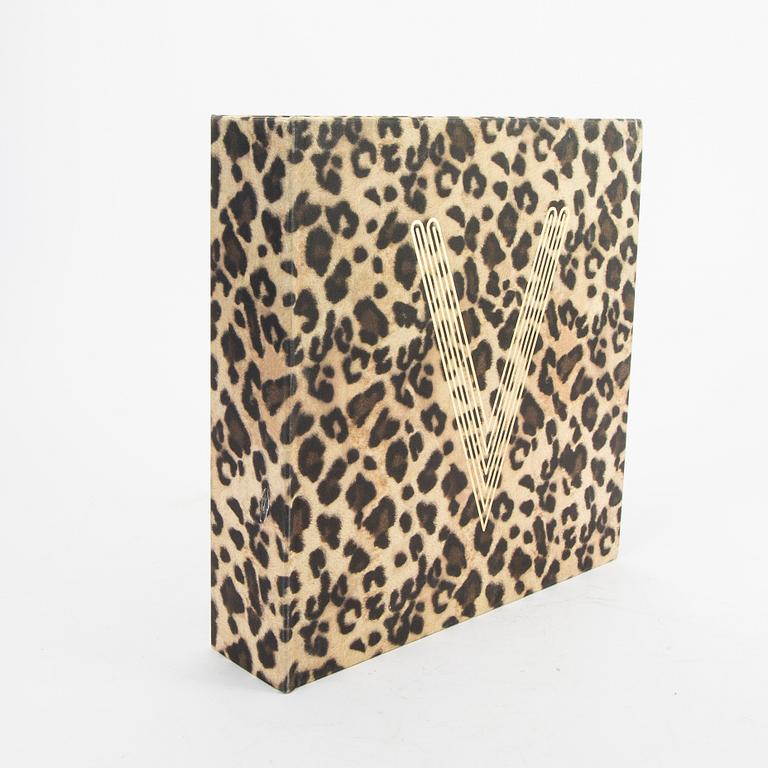 Dian Hanson, bokverk "Vanessa del Rio - Fifty Years of Slightly Slutty Behaviour"  Taschen numrerad upplaga 0993/1500 New York 2007.