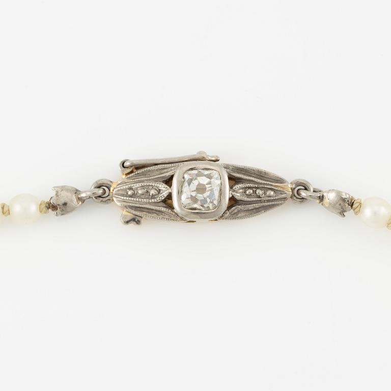 Necklace of cultured pearls with an old-cut diamond clasp in 18K gold.