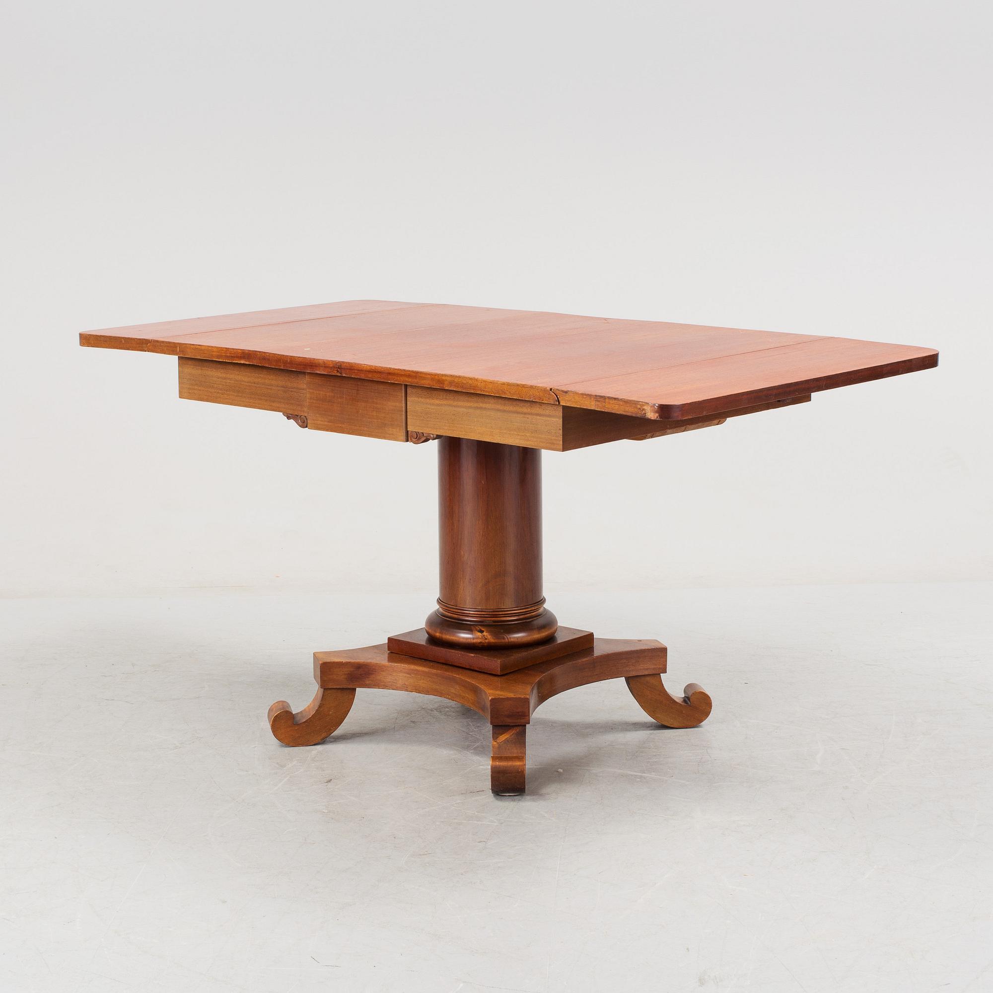 A "Karl Johan" table, first half of the 20th century.