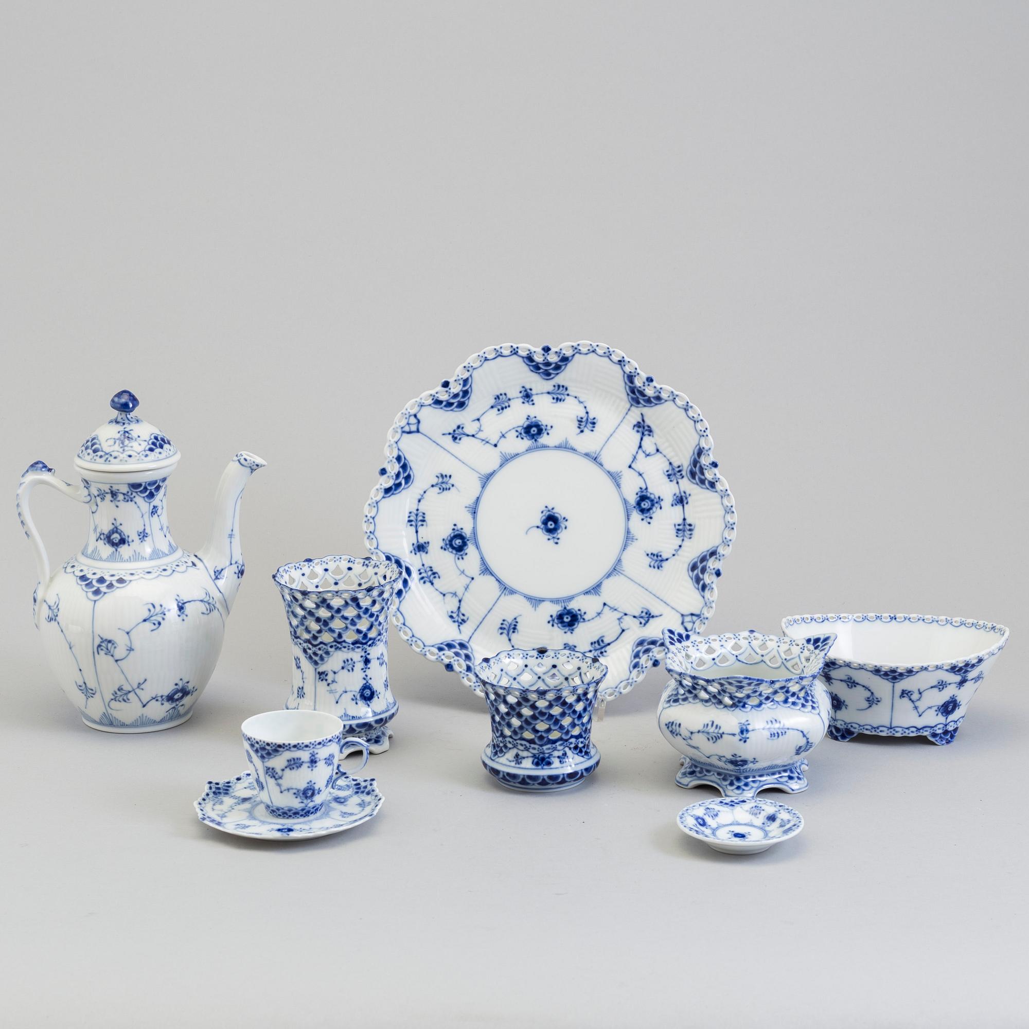 23 PIECES OF ROYAL cOPENHAGEN PORCELAIN.