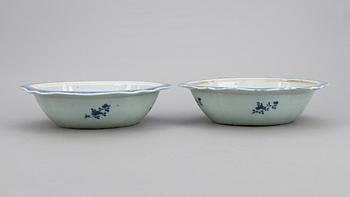KAROTTER ETT PAR, & STEKFAT 2 st, porslin, Qingdynastin, Kina, 1700-tal till tidigt 1800-tal.