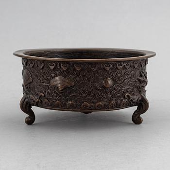 A Japanese bronze censer, Meiji period (1868-1912).