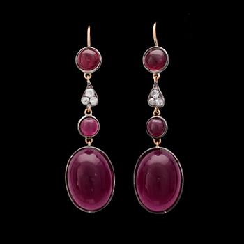 156. EARRIGNS, cabochon cut garnets and red paste (glasstones) and old cut diamonds.
