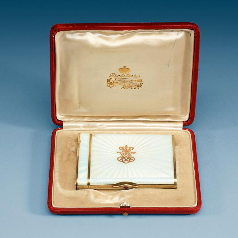 CIGARETTETUI med tändplån, guld och vit emalj. Frankrike, 1900-tal.