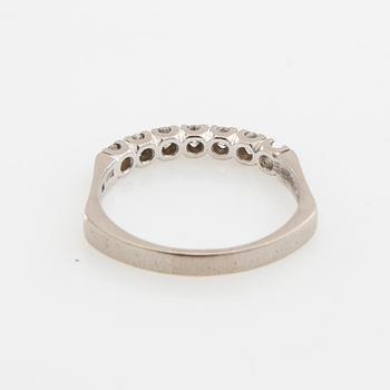 Ring halvallians 18K vitguld med runda briljantslipade diamanter.