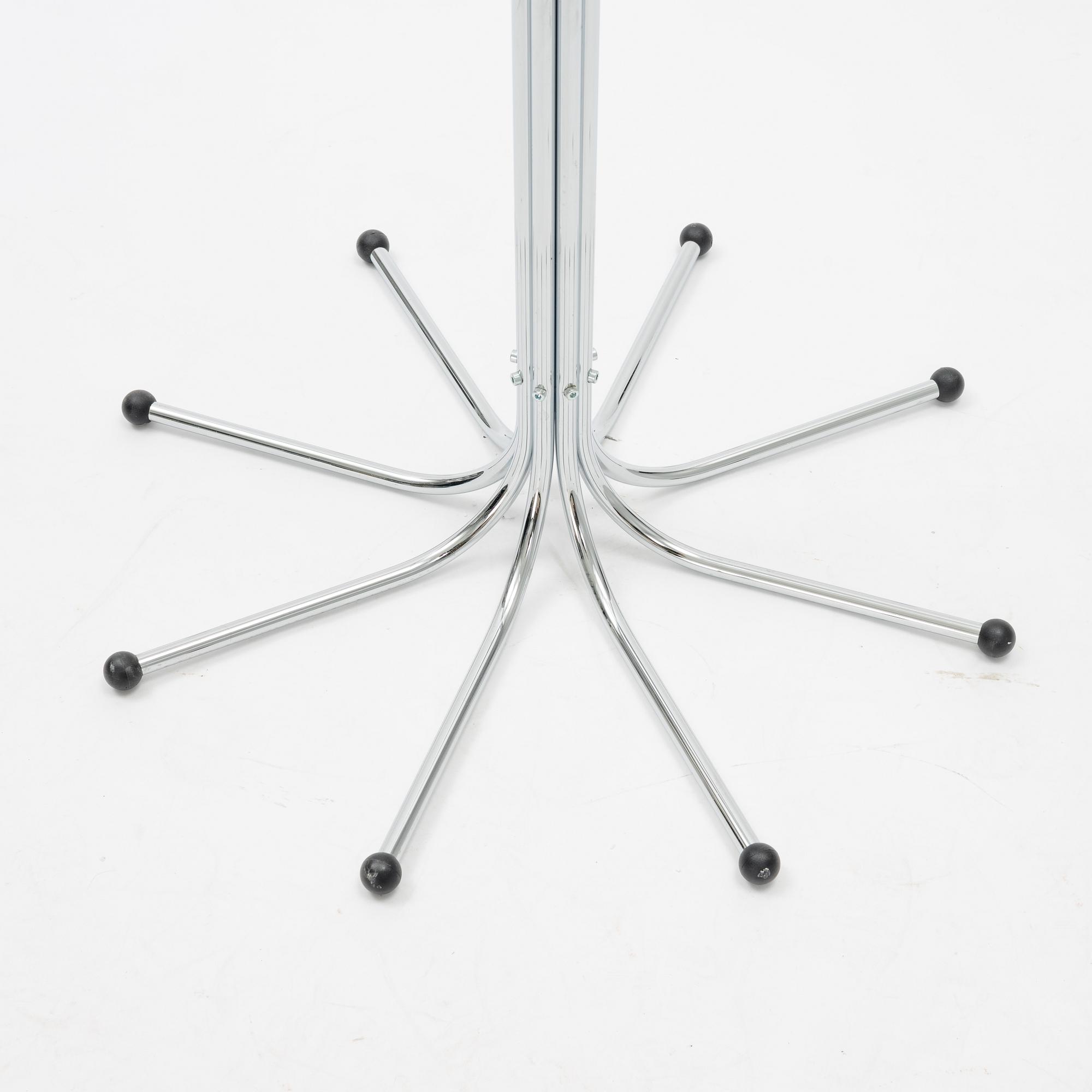 Sidse Werner, tamburmajor, "Coat Tree", Fritz Hansen, Danmark.