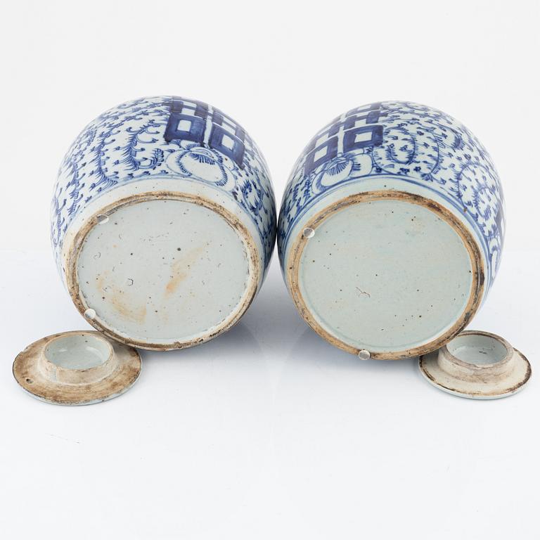 A pair of blue and white ginger jars, Qing dynasty, China, 19th century.