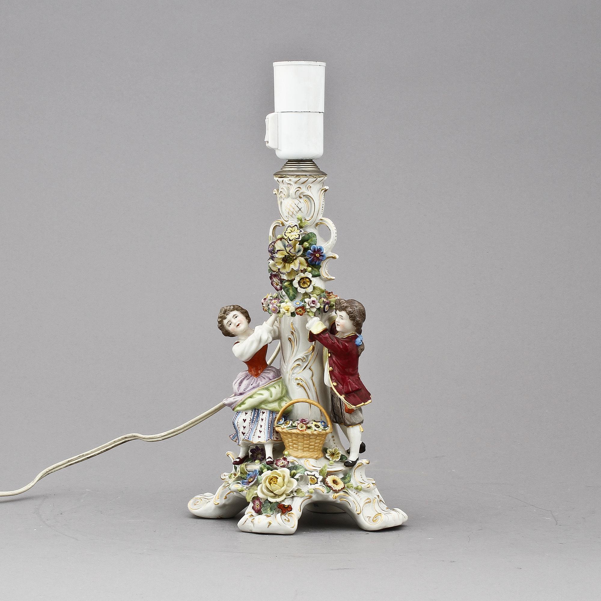 BORDSLAMPA, porslin, Neapel-liknande märke, 1900-tal.