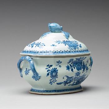 A blue and white tureen with cover,  Qing dynasty, Qianlong (1736-1795).