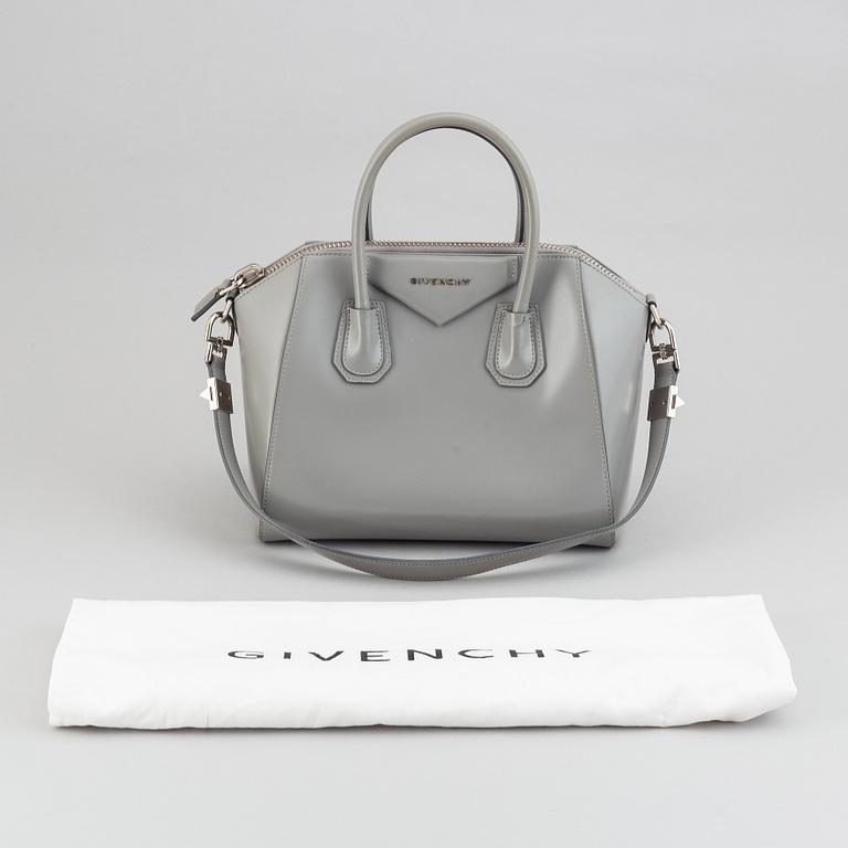Givenchy, a grey leather 'Antigona Small' handbag.