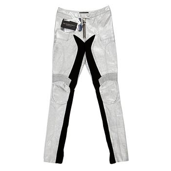 626. BURBERRY prorsum, a pair of silver colored leather pants. Size 38.