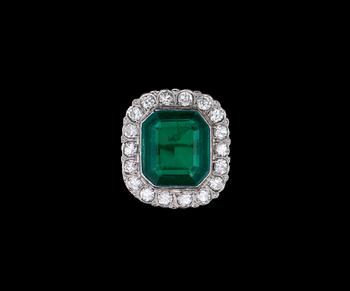 RING, 14 k vitguld med briljantslipade diamanter ca 0,90 samt smaragdslipad smaragd. Vikt ca 8 g.