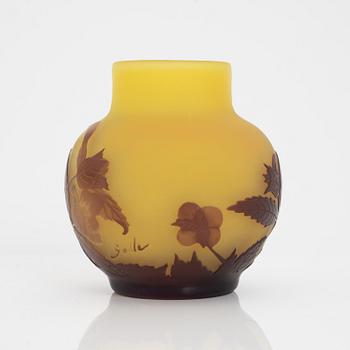 Emile Gallé, vas, överfångsglas, Nancy, Frankrike, signerad.