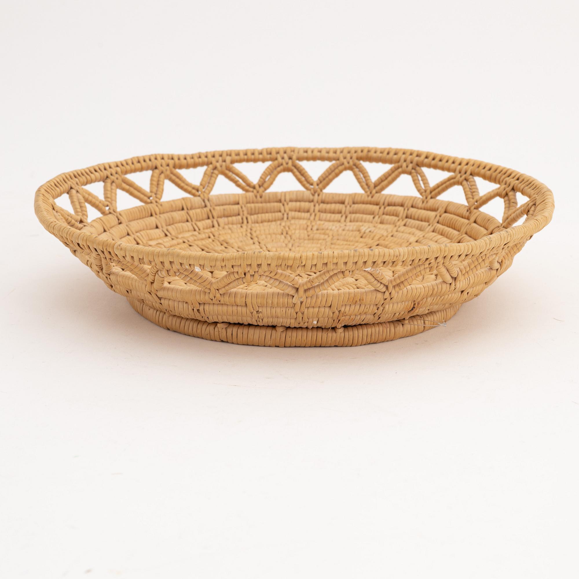 A root bowl, unmarked.
